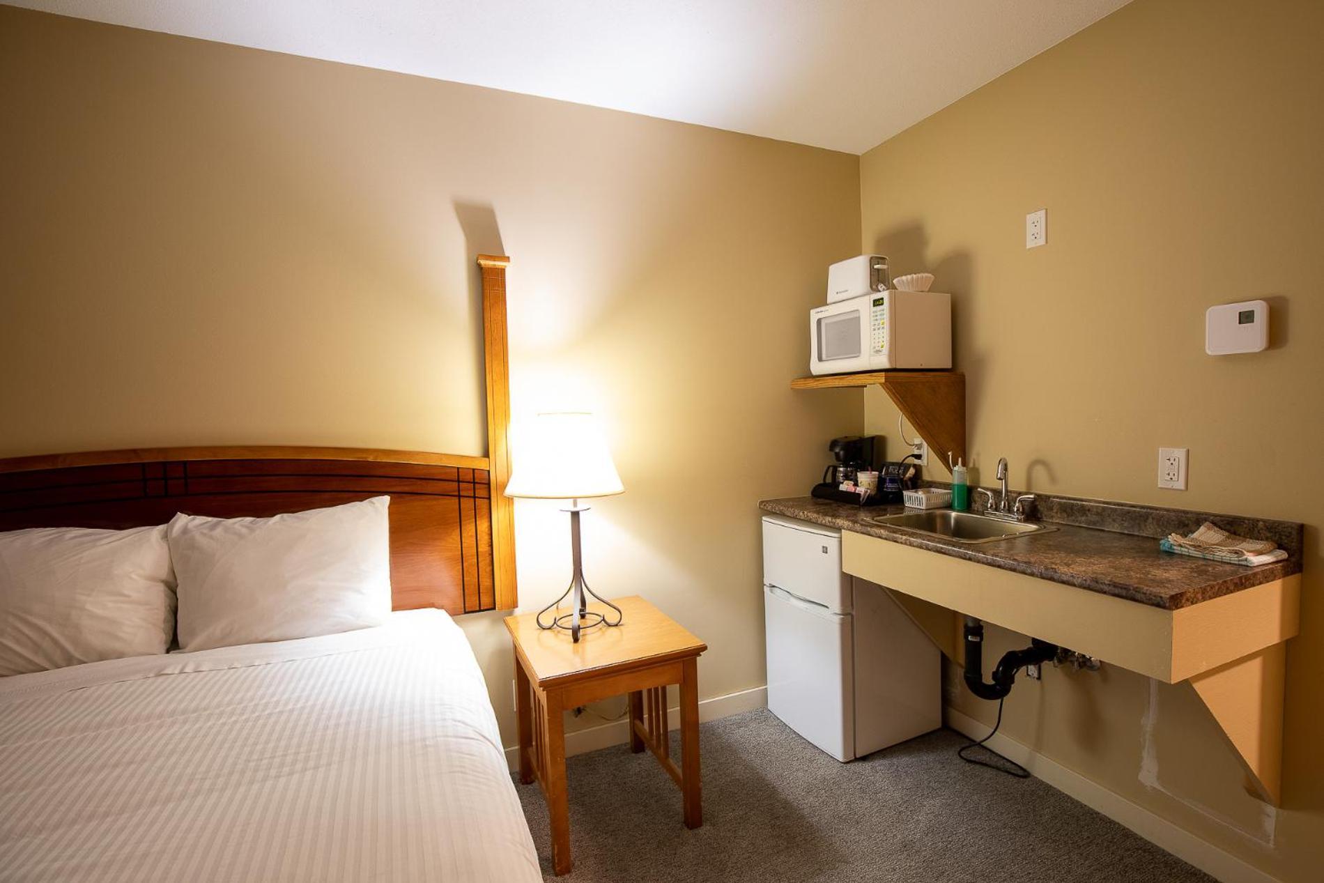 Northway Motor Inn Dease Lake Zewnętrze zdjęcie